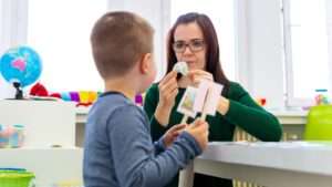 Atraso na Fala, Troca de Letras ou Fala Enrolada? Descubra o Que É Normal e o Que É Sinal de Alerta