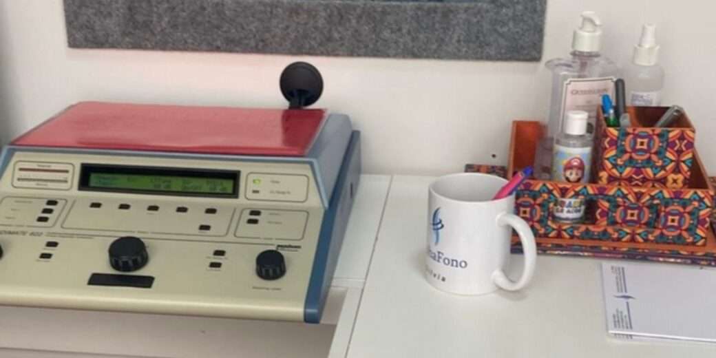 O treinamento auditivo em cabine e a gagueira: como a terapia pode ajudar na fluência da fala