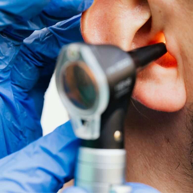 Este artigo explora as razões pelas quais fazer uma avaliação auditiva completa é essencial mesmo para pessoas que acreditam ouvir bem. O texto aborda como a perda auditiva se desenvolve de forma silenciosa e progressiva, com o cérebro compensando deficiências iniciais que passam despercebidas. Explica que nem todas as alterações auditivas causam sintomas óbvios, detalhando perdas em frequências específicas e problemas de processamento auditivo central. São apresentados fatores de risco que exigem monitoramento regular, incluindo exposição a ruídos, idade, histórico familiar, condições de saúde e uso de medicamentos ototóxicos. O artigo destaca a importante relação entre saúde auditiva e cerebral, mostrando como perda auditiva não tratada aumenta o risco de declínio cognitivo e demência. Descreve detalhadamente o que envolve uma avaliação auditiva completa e enfatiza a importância da abordagem preventiva. Por fim, apresenta os diferenciais da Clínica Alphafono no atendimento particular, incentivando leitores a serem proativos com sua saúde auditiva através de avaliações periódicas, mesmo na ausência de sintomas aparentes.