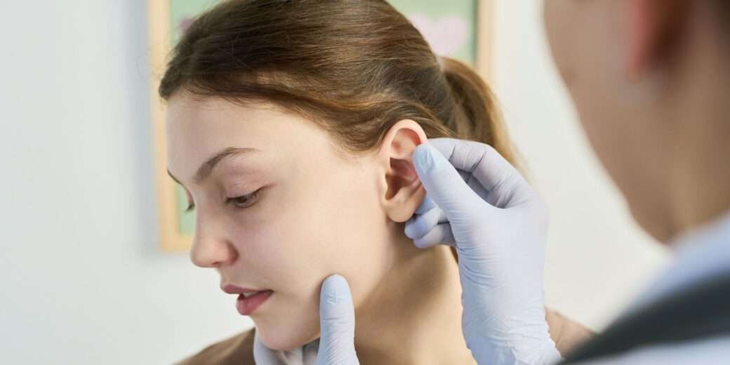 Fonoaudióloga que trata criança com implante coclear: importância da reabilitação auditiva