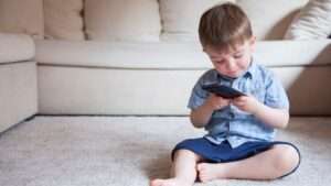Criança que Passa Muito Tempo no Celular Pode Atrasar a Fala?