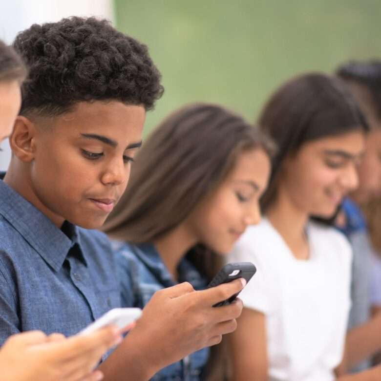 Criança que Passa Muito Tempo no Celular Pode Atrasar a Fala?