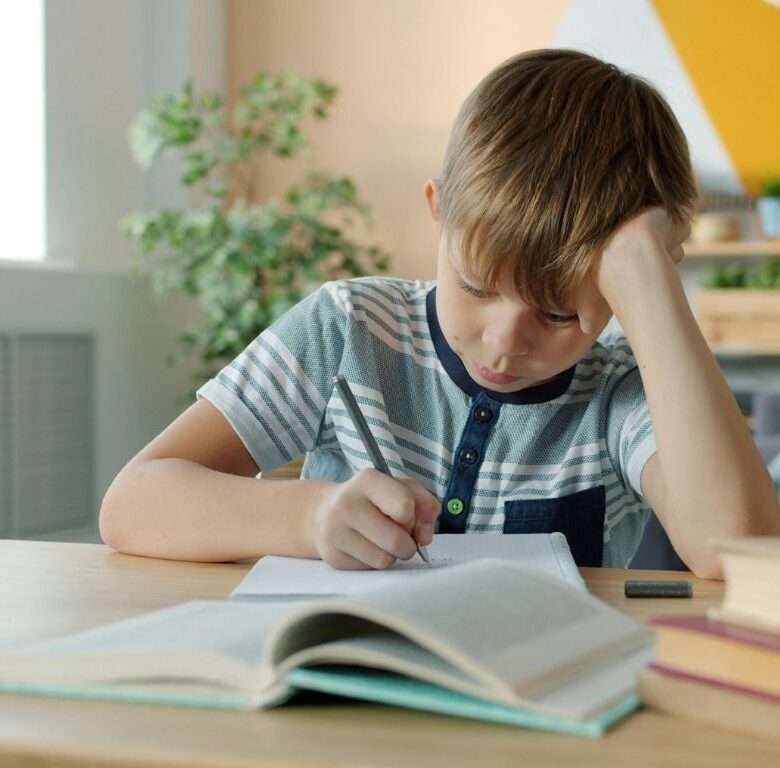 Quando a Dificuldade na Escola Não é Preguiça: Sinais de que Seu Filho Precisa de uma Avaliação